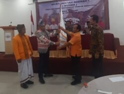 Ketua PMTI Kaltara. Ferdy Manurung TandukLangi Menyerahkan Bendera Pataka PMTI kepada Ketua DPC PMTI Tarakan Terpilih.