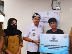 LISTRIK GRATIS : Gubernur Kaltara, Drs H Zainal A Paliwang menyerahkan bantuan listrik gratis tahun lalu. Tahun ini program tersebut kembali digulirkan.