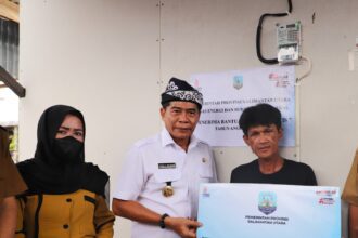 LISTRIK GRATIS : Gubernur Kaltara, Drs H Zainal A Paliwang menyerahkan bantuan listrik gratis tahun lalu. Tahun ini program tersebut kembali digulirkan.